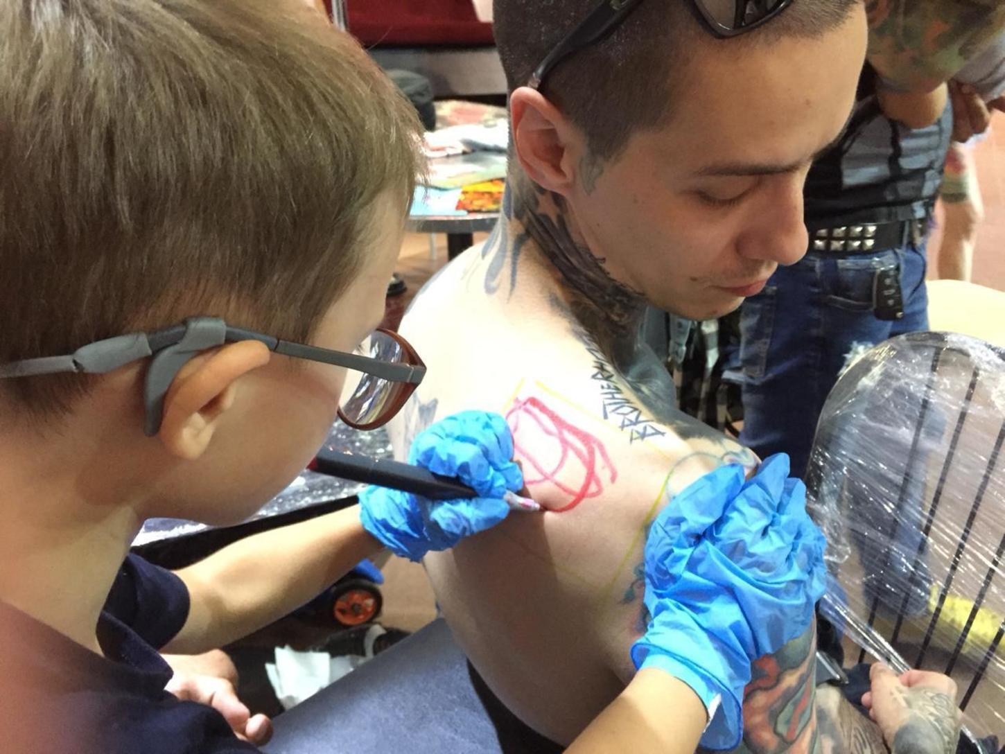 Самый молодой татуировщик