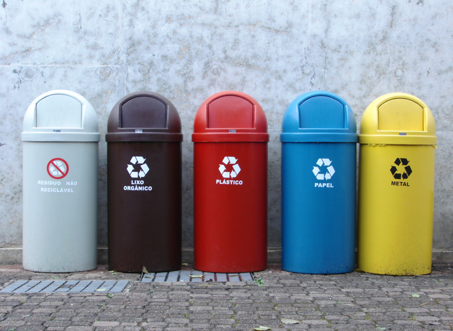Цветные контейнеры для мусора