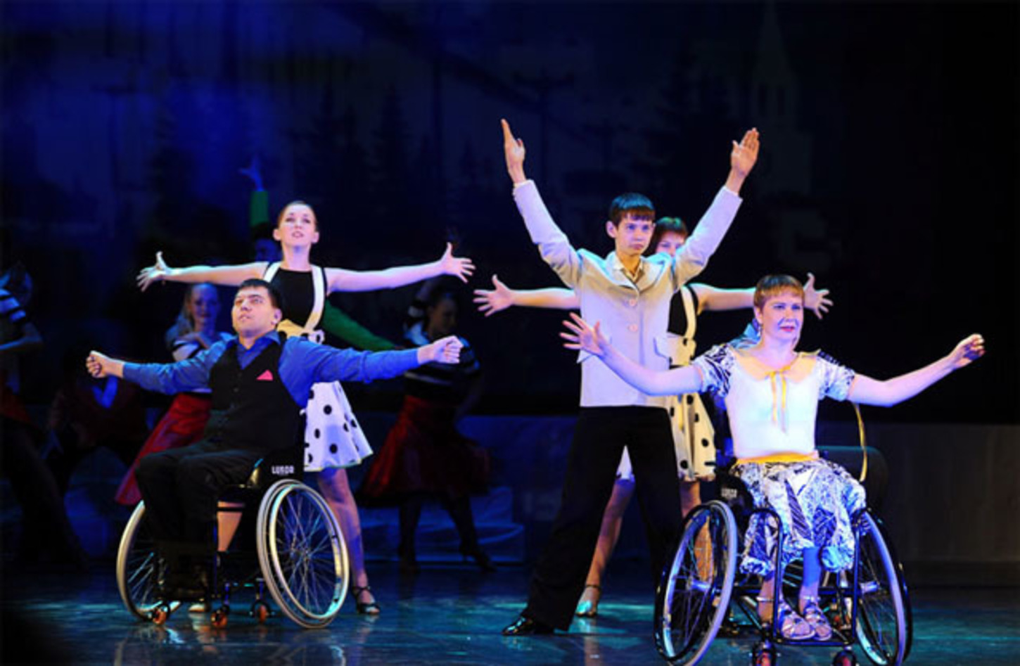 Артисты принимавшие участие в концерте. Театр инвалидов. Инвалиды на сцене. Театр людей с ограниченными возможностями. Концерты для людей с ограниченными возможностями.