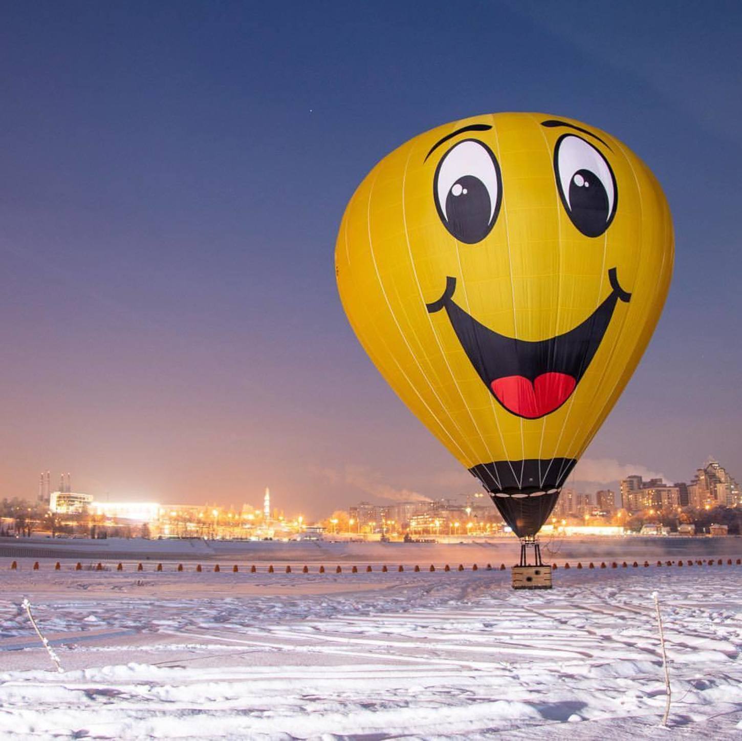 Воздушный шар уфа цены. Самрау фестиваль воздушных шаров. Воздушный шар зимой. Воздушный шар Уфа. Полет на воздушном шаре зимой.