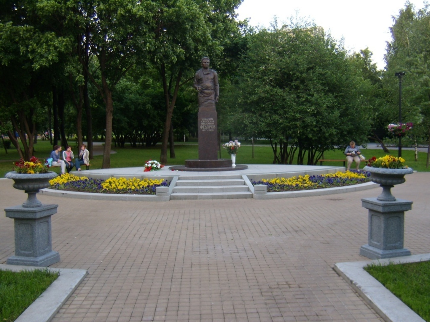 Сквер имени. Парк имени Святослава Федорова. Сквер Святослава Федорова. Парк имени Федорова в Москве. Парк Федорова в Бескудниково.