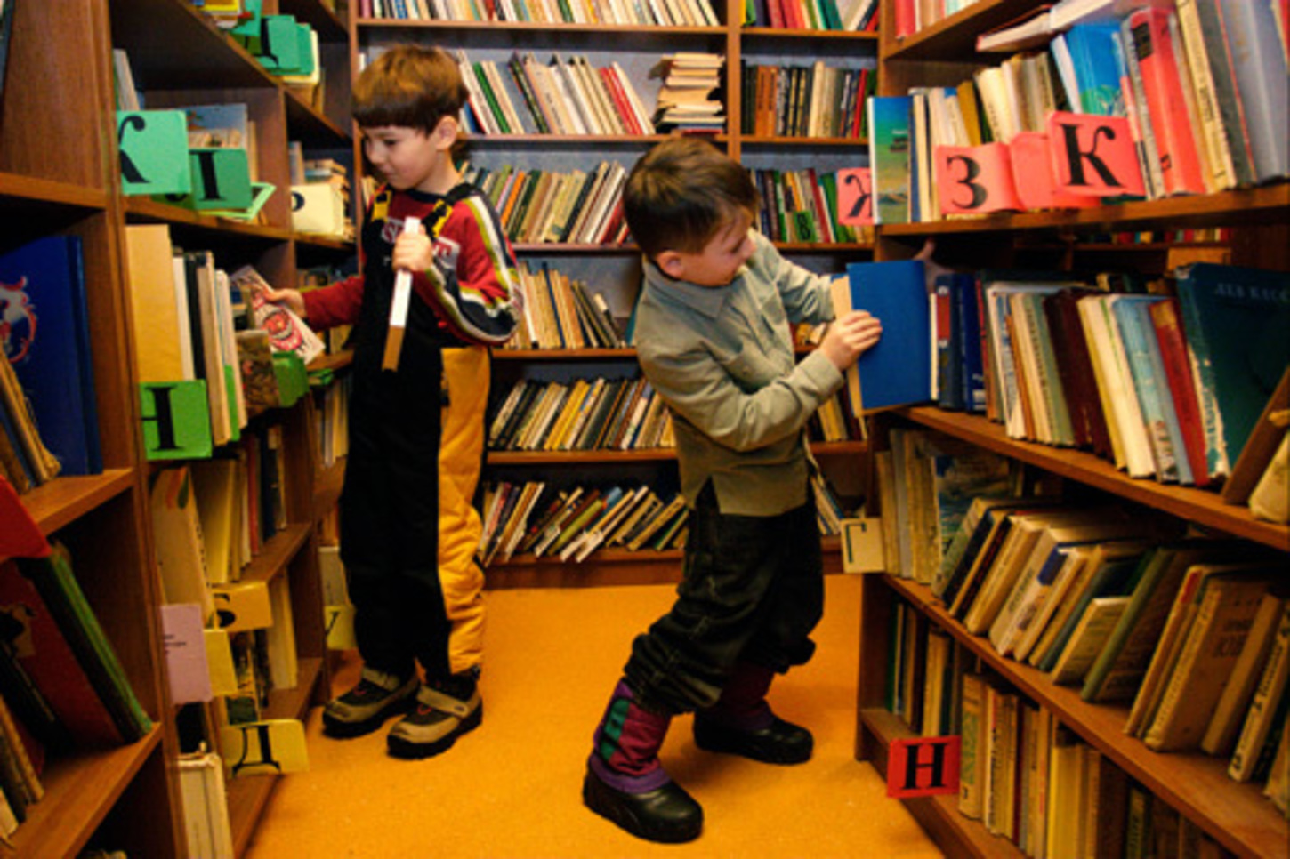 Библиотека том друзья. Дети в библиотеке. Дети идут в библиотеку. Ученики в библиотеке. Читатели в библиотеке.
