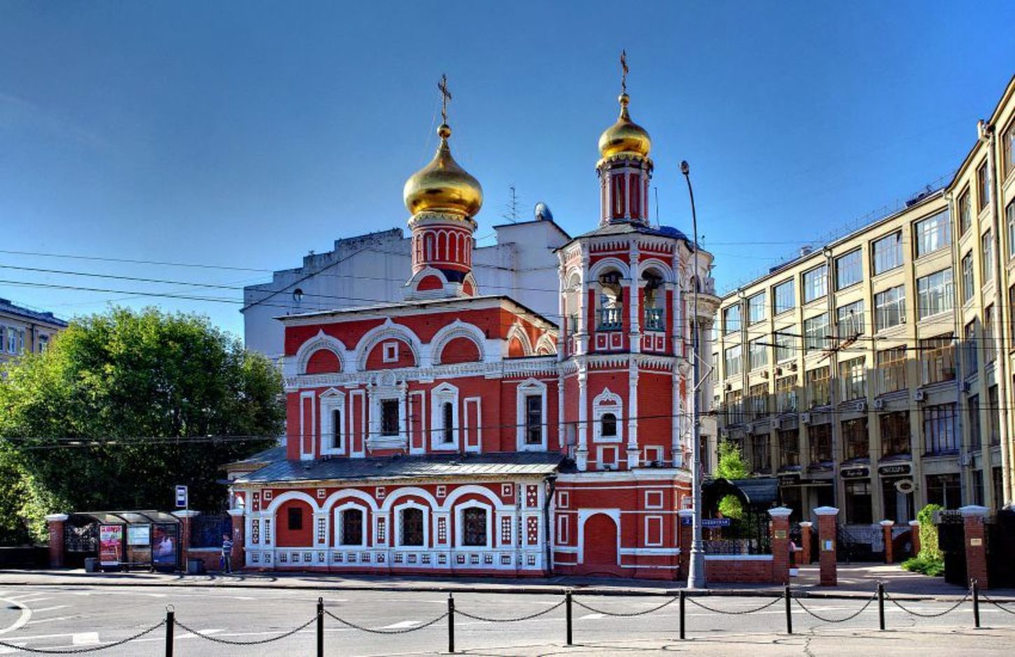 Где находятся храмы в москве. Храм на Кулишках Китай город. Храм всех святых на Кулишках в Москве. Храм Николая Чудотворца в Кулишках. Храм у метро Китай город Славянская площадь.