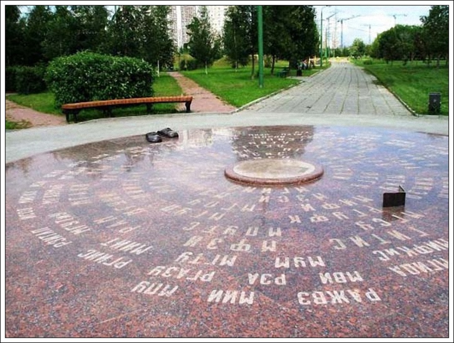 Памятник студенческим приметам в москве что делают. Памятник студенческим приметам парк 850 летия Москвы. Памятник студенческим приметам в парке 850. Памятники в парке 850 летия Москвы. Памятник студенческим приметам в Марьино.