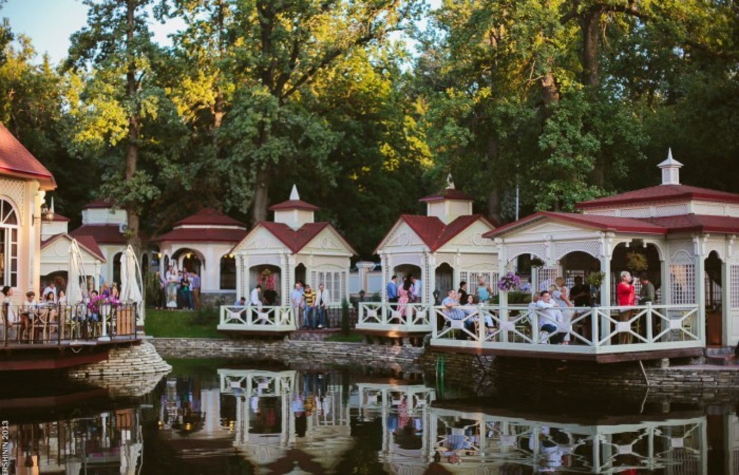 Ресторан даско уфа. Комплекс Даско Гарден Уфа. Даско Гарден Уфа у озера. Dasko Garden Уфа ресторан. Беседки у озера Даско Гарден.