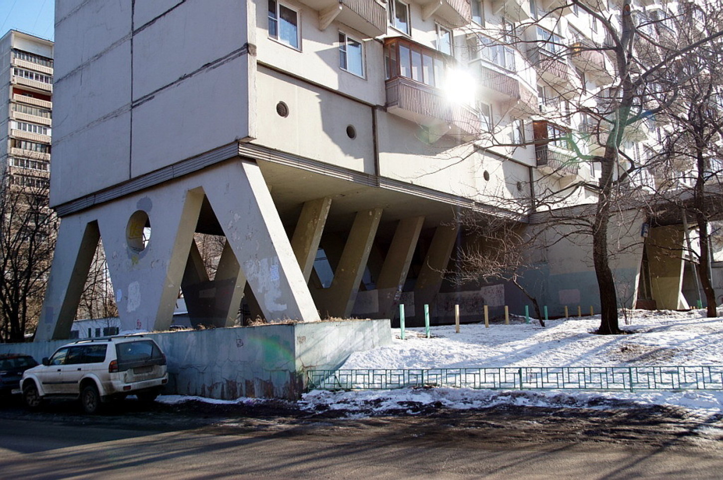 Дом на вднх. Дом на курьих ножках Москва ВДНХ. Дом сороконожка в Москве ВДНХ. Дом на курьих ножках на Бориса Галушкина.
