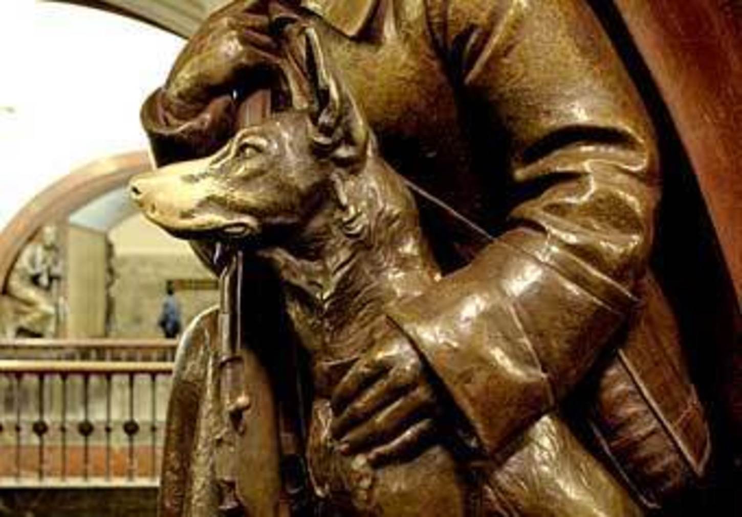 Памятник собаке в Москве в метро площадь революции