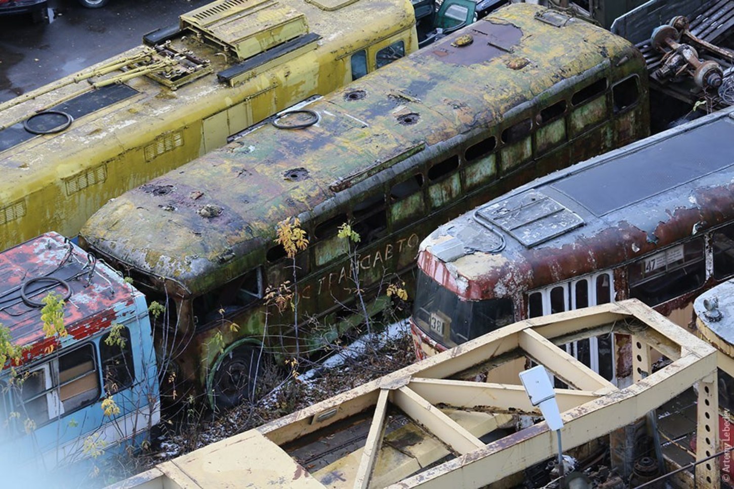 School bus graveyard на русском. Кладбище троллейбусов Москва. Кладбище городского транспорта в Москве. Свалка автобусов. Списанные машины.