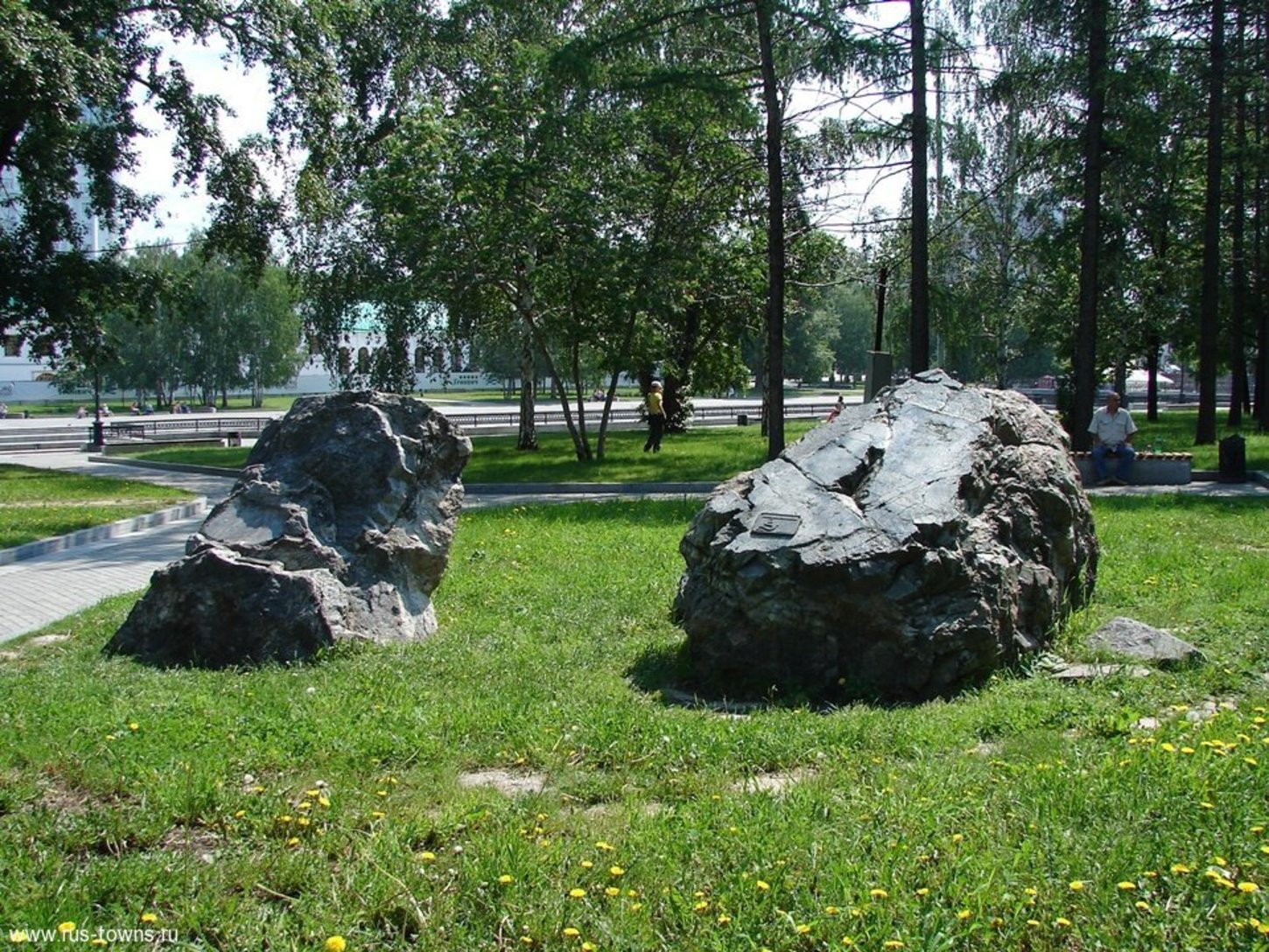 Камень екатеринбург. Сад камней Екатеринбург Плотинка. Парк Маяковского Екатеринбург сад камней. Плотинка ЕКБ камень. Камень на Плотинке в Екатеринбурге.