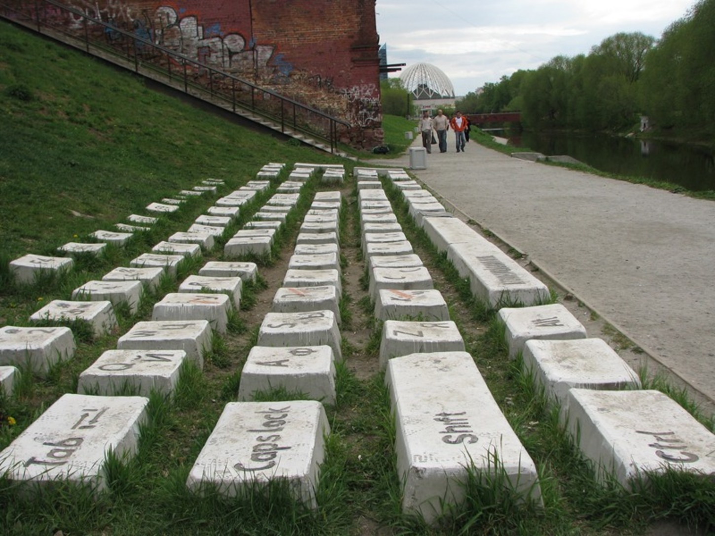 Pdq памятники pomnivsegda. Па́мятник клавиату́ре Екатеринбург. Памятник клавиатуре г.Екатеринбург. Город Екатеринбург памятник клавиатуре. Памятник первой клавиатуры в Екатеринбурге.