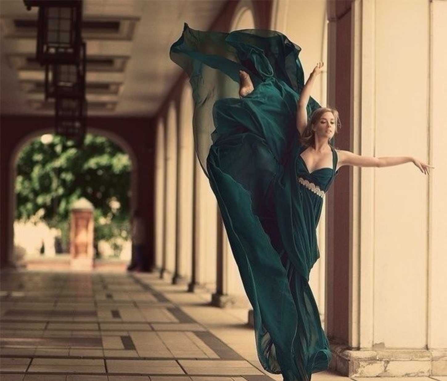 Танцует В Платье