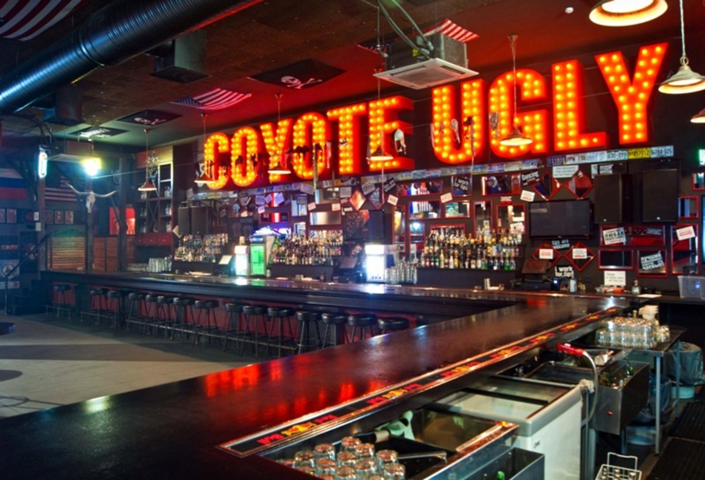 Coyote ugly Казань бар